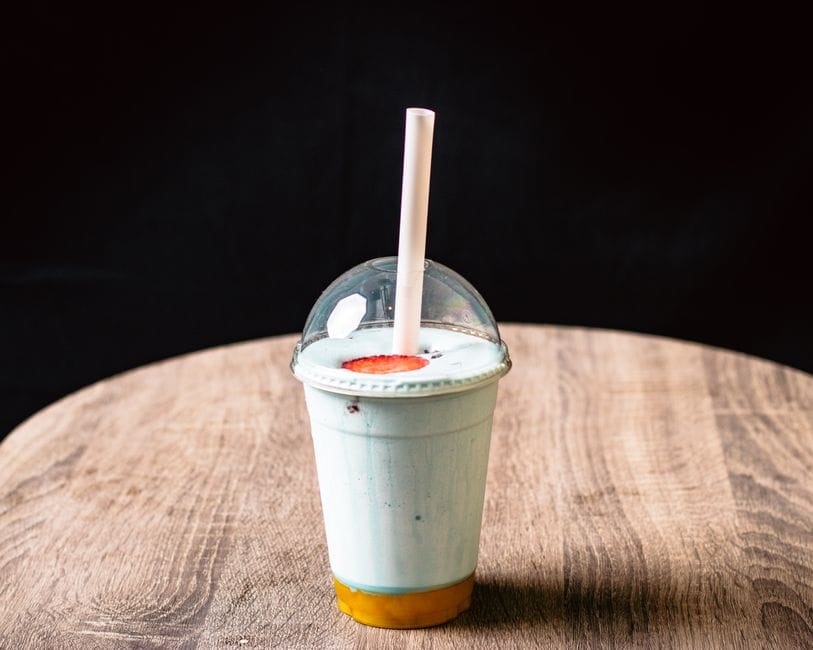 milkshake çeşitleri: en sevilen tatlar ve tarifler konusunu açıklayan görsel
