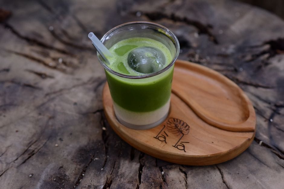 soğuk matcha latte nedir? son yılların yükselen i̇çeceği ile ilgili görsel