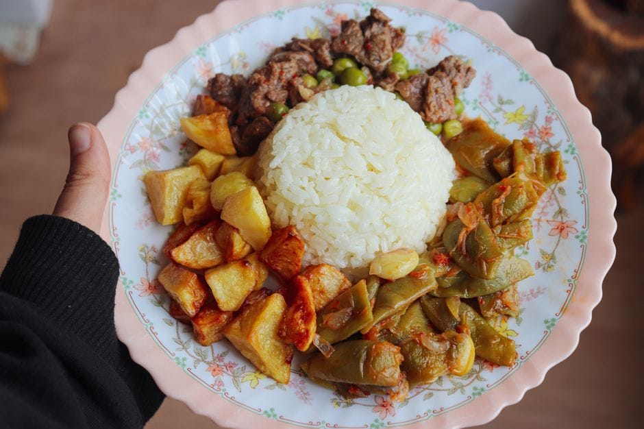 patates yemeği tarifi: ekonomik ve doyurucu ev yemeği konusunu açıklayan görsel